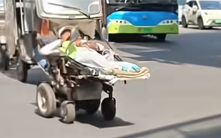 加装担架后视镜 老人将电动轮椅开上机动车道：构成交通违法!