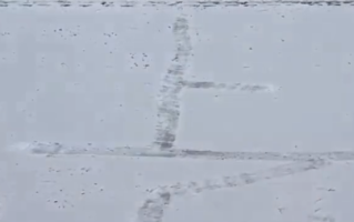 受“上岸心愿路线”启发 一女生3小时在雪地踩出上岸祝福！