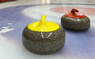 大爷在冰面上用水壶模仿冰壶运动 网友：冰是真的冰 壶也是真的壶 ！