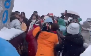 游客玉龙雪山顶抢拍照位置打架 网友调侃“决战雪山之巅”！