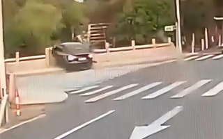 苏州一辆特斯拉高速逆行撞破桥栏坠河 当地回应：已交由交警处理！