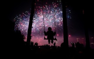 卢伟冰晒小米17 Ultra烟花样张：最强夜神实至名归 !