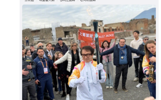 71岁成龙意大利传递火炬 打醉拳身手矫健 拿熊猫玩偶合影 ！