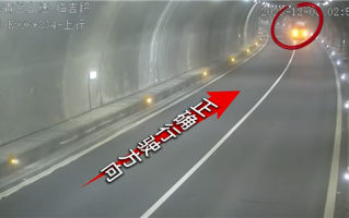 车快没电了竟在高速隧道内逆行 司机：我想着半夜没啥车 ！