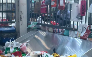 北大设滑梯外卖桌被指像猪食槽 具体怎么回事