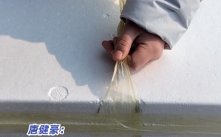 25岁小伙手提30斤大虾返乡过年：自称今年赚了12万！