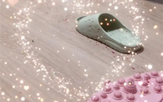 女子在家突然脚底喷血紧急送医 自称网上看踩指压板可以助眠！