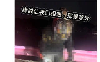 摩托车撞上粪堆车主说就算炸街也不能这么做：臭味洗都洗不掉！