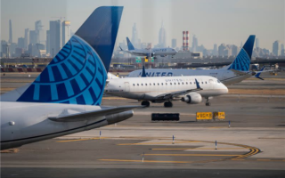 美国近期飞行事故不断！美联航一波音737客机在空中起火!