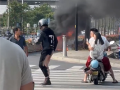 疑爆改电瓶车当街起火：骑车男子裤子被烧掉一半!