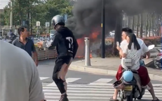 疑爆改电瓶车当街起火：骑车男子裤子被烧掉一半!