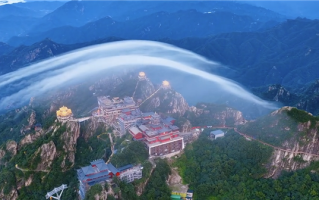 形似护宗大阵 男子在老君山拍到灵气护罩奇观 ！