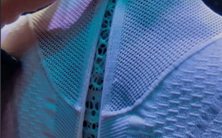 小鹏Iron机器人走路被质疑是真人 里面还穿着内裤！何小鹏脱衣展示 !