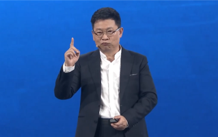余承东回应开车“睡觉”：当时在低头看手机 已自首交了罚款！