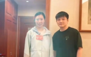 李晓霞晒与樊振东合影 发文：感恩乒兵球让我们拿到这份荣誉！