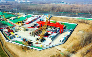 传美国一辆特斯拉用FSD避让坠毁飞机 司机辟谣：我手动操作的！