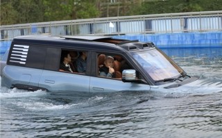 李宁体验仰望U8应急浮水 直竖大拇指！