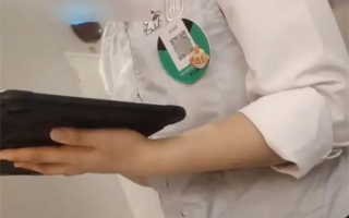 海底捞服务员戴打赏二维码 品牌方回应！