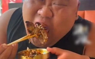 百万粉丝吃播网红切胃 体重达到350斤担心健康出现问题！