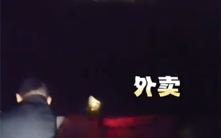 骑手为抄近路误跳大明湖：被救时手里仍拿着一份外卖！