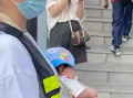 百色教育局通报家长抱婴儿站护学岗：已责成学校整改！