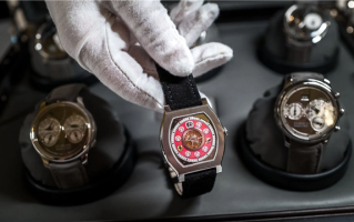F1传奇车手舒马赫腕表被拍卖：2块拍出将近1500万！