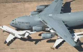 美国又现三机相撞事故：两架公务机与C-17机场撞作一团！