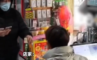 小伙买烟后亮身份证索要1万元 店家选择报警！