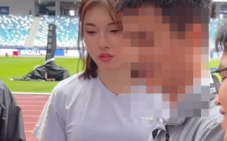 吴艳妮亲手教粉丝调整拍照角度 笑称“以后如果是拿没修的丑照就不给签了”！