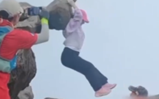 海拔707米!女子山顶徒手攀爬石头手滑摔下