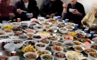 大户人家！云南一家吃年夜饭桌上摆182碗菜：43人同桌吃！
