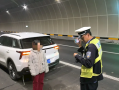 女司机高速逆行70公里 自称跟着导航走 发现别人行驶方向相反才惊觉！