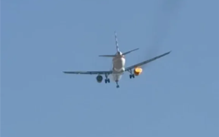 美国航空公司一客机起飞后发动机起火 现场视频曝光！