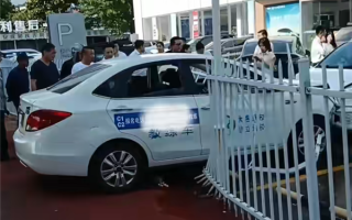 驾校学员练车失控撞翻护栏冲到4S店 网友：这是真着急买车了！