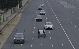 5台小鹏X9高速上120km/h自动绕行抛锚车 全程0追尾 !