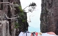 悬崖睡床火了 打卡者腰围不能超3尺!