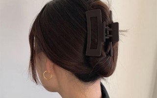 女子坐电瓶车摔倒：头被鲨鱼夹扎破 ！