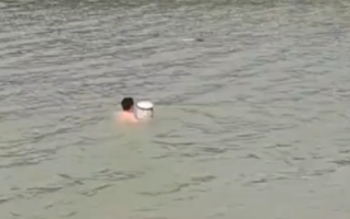 男子不熟悉水性抱水桶下河救人 网友点赞！
