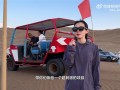 美女产品经理戴小米AI眼镜在沙漠跑酷：直呼“超刺激”!