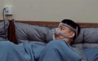 54岁黄磊戴呼吸机睡觉引关注！专家：已达中重度 严重时会猝死 我国超1亿人被困扰！