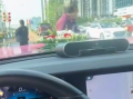 河南信阳一老人强拦婚车讨喜烟 被特警驱离！