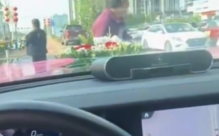 河南信阳一老人强拦婚车讨喜烟 被特警驱离！