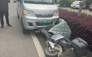 快递小哥忘拉手刹 小货车开启“无人驾驶”模式 撞翻骑电动车女子！