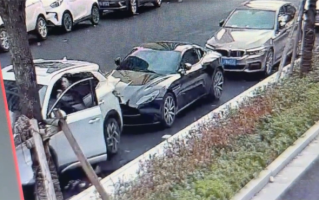 女子倒车撞到阿斯顿马丁后逃逸： 定损20多万！