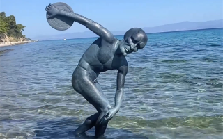 为迷惑后世考古学家 男子订做章鱼哥版 “掷铁饼者” 青铜像沉到海底 !