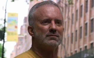 美63岁男子照片被盗数百女性被骗引热议 成恋爱杀猪盘男主 !