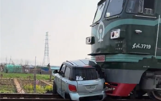 一老头乐逼停火车：驾驶员奇迹生还！