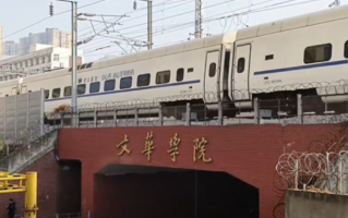 武汉一大学校门上跑火车 校方回应：属实 全国唯一！