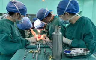 孙子在肚子上蹦了几下 爷爷动脉破裂休克 ！