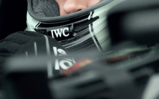 苹果打造！电影《F1》首张海报发布：布拉德·皮特主演、汉密尔顿出演！